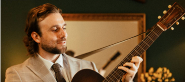 Gareth Pearson performing at Alvas Showroom